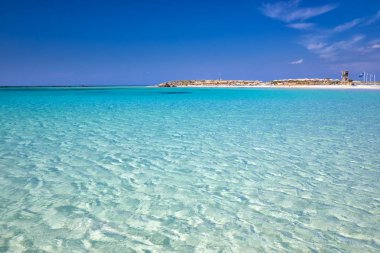 Elafonissi plaj azure ile Crete adada temiz su, Yunanistan, Avrupa. En büyük ve en kalabalık Yunan adalarından Crete olduğunu. 