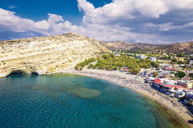 Matala Beach azure ile Crete adada hava görünümünü temiz su, Yunanistan, Avrupa. En büyük ve en kalabalık Yunan adalarından Crete olduğunu. 