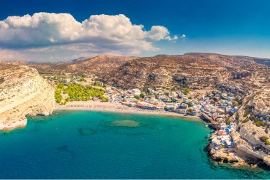 Matala Beach azure ile Crete adada hava görünümünü temiz su, Yunanistan, Avrupa. En büyük ve en kalabalık Yunan adalarından Crete olduğunu. 
