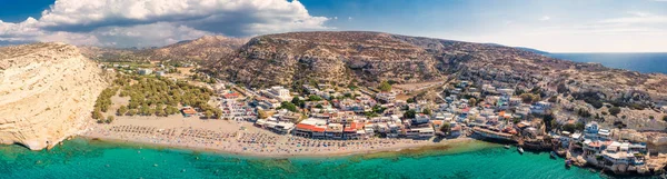 Vista Aérea Playa Matala Isla Creta Con Agua Clara Azul — Foto de Stock
