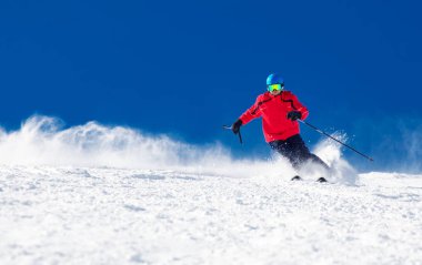 Taze yeni toz kar ile hazırlanan yamaçta Kayak adam. 