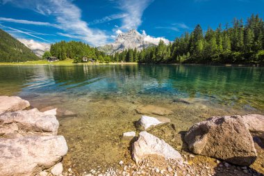 İsviçre Alpleri ile Arnisee. Canton Uri, İsviçre, Avrupa içinde bir rezervuar Arnisee olduğunu.