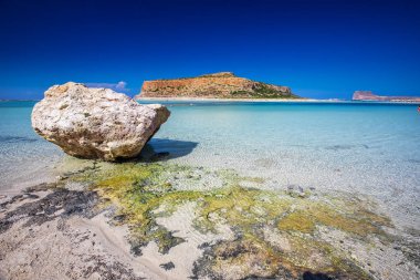 Azure ile Crete adada Balos lagün temiz su, Yunanistan, Avrupa. En büyük ve en kalabalık Yunan adalarından Crete olduğunu. 
