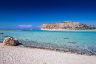 Azure ile Crete adada Balos lagün temiz su, Yunanistan, Avrupa. En büyük ve en kalabalık Yunan adalarından Crete olduğunu. 