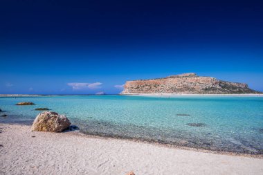 Azure ile Crete adada Balos lagün temiz su, Yunanistan, Avrupa. En büyük ve en kalabalık Yunan adalarından Crete olduğunu. 