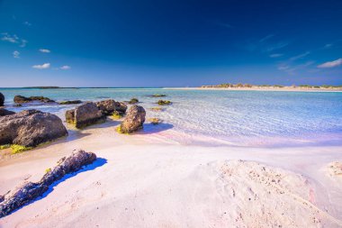 Elafonissi plaj azure ile Crete adada temiz su, Yunanistan, Avrupa. En büyük ve en kalabalık Yunan adalarından Crete olduğunu. 