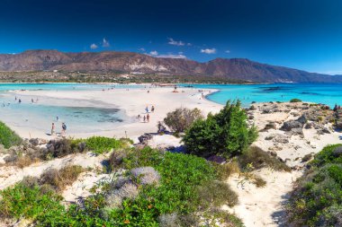 Elafonissi plaj azure ile Crete adada temiz su, Yunanistan, Avrupa. En büyük ve en kalabalık Yunan adalarından Crete olduğunu. 