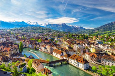 Tarihi kent merkezi, Lucerne ile ünlü Şapel Köprüsü ve Dört Kanton Gölü (Vierwaldstattersee), Luzern, İsviçre