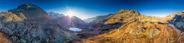 Sustenpass Steingletcher ve Steinsee, İsviçre, Europa üzerinde gün batımı. Bir dağ geçidi İsviçre Alpleri'nde Sustenpass olduğunu