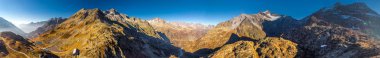 Sustenpass Steingletcher ve Steinsee, İsviçre, Europa üzerinde gün batımı. Bir dağ geçidi İsviçre Alpleri'nde Sustenpass olduğunu