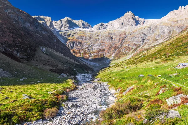 Gorezmettlenbach River Med Schweiziska Alperna Wandenhorn Grassengrat Och Chlo Spannort — Stockfoto