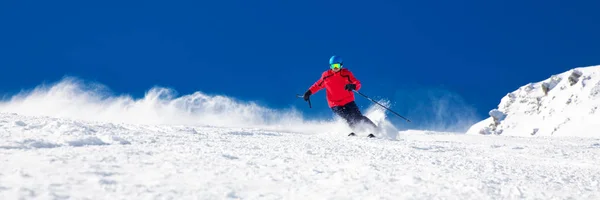 Homme Skiant Sur Piste Préparée Avec Neige Fraîche Poudre — Photo