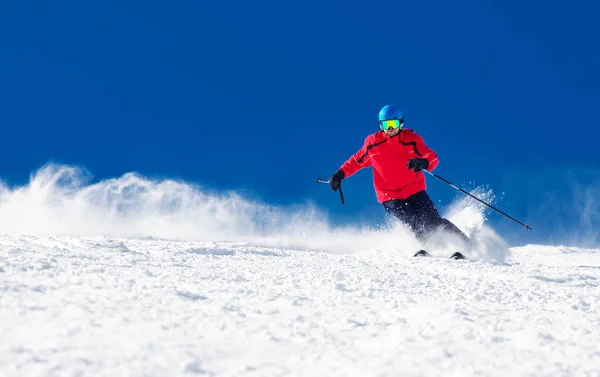 Man Voorbereide Helling Met Verse Nieuwe Poeder Sneeuw Skiën — Stockfoto