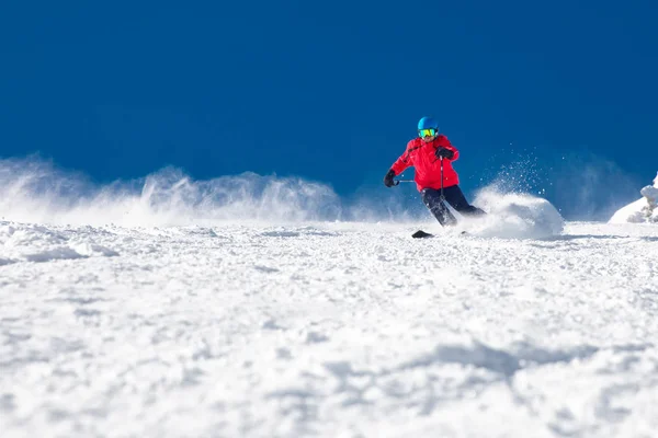 Homem Esquiando Encosta Preparada Com Neve Fresca — Fotografia de Stock