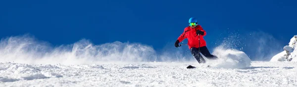 Homem Esquiando Encosta Preparada Com Neve Fresca — Fotografia de Stock