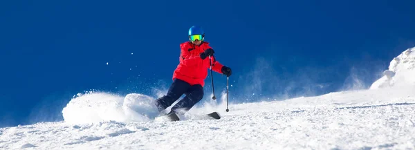 Taze Yeni Toz Kar Ile Hazırlanan Yamaçta Kayak Adam — Stok fotoğraf