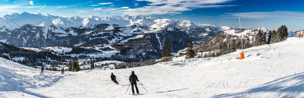 Hermoso Paisaje Invierno Personas Esquiando Estación Esquí Mythenregion Ibergeregg Suiza — Foto de Stock