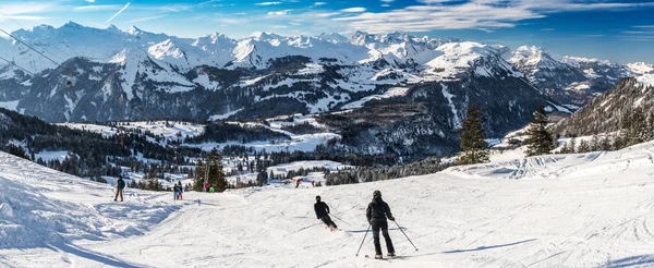 Hermoso Paisaje Invierno Personas Esquiando Estación Esquí Mythenregion Ibergeregg Suiza — Foto de Stock