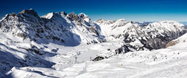 İsviçre Alpleri ile güzel kış manzara. Ünlü Engelgerg kayak kayakçıları - Titlis kayak merkezi, İsviçre, Avrupa. 