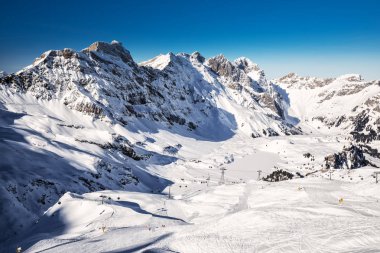 İsviçre Alpleri ile güzel kış manzara. Ünlü Engelgerg kayak kayakçıları - Titlis kayak merkezi, İsviçre, Avrupa. 