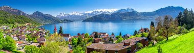 Village Weggis ve lake Lucerne yemyeşil çevrili, İsviçre