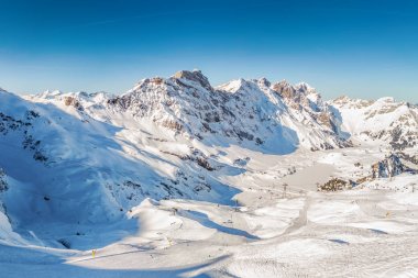 İsviçre Alpleri ile güzel kış manzara. Ünlü Engelgerg kayak kayakçıları - Titlis kayak merkezi, İsviçre, Avrupa. 