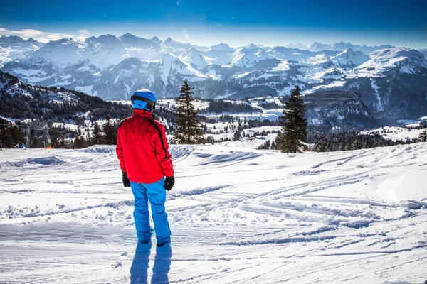 Όμορφο Χειμερινό Τοπίο Άνθρωποι Που Κάνουν Σκι Στο Χιονοδρομικό Θέρετρο — Φωτογραφία Αρχείου