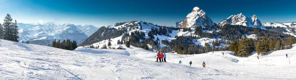 Vackert Vinterlandskap Människor Skidåkning Mythenregion Skidort Ibergeregg Schweiz Europa — Stockfoto