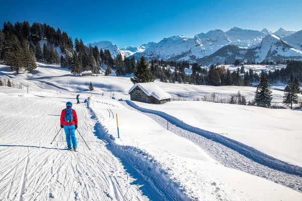 Hermoso Paisaje Invierno Personas Esquiando Estación Esquí Mythenregion Ibergeregg Suiza — Foto de Stock