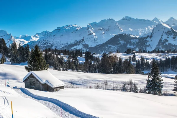 木造小屋のある美しい冬の風景 マイテンリージョンスキーリゾート イベルゲレッグ スイス ヨーロッパ — ストック写真