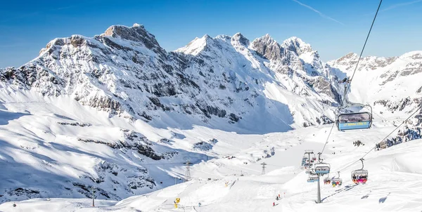 Hermoso Paisaje Invierno Con Alpes Suizos Esquiadores Esquiando Famosa Estación —  Fotos de Stock