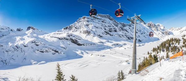美丽的冬季景观与瑞士阿尔卑斯山 滑雪者在著名的恩格尔格 蒂特利斯滑雪胜地滑雪 — 图库照片