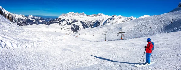 Bela Paisagem Inverno Com Alpes Suíços Esqui Esquiadores Engelgerg Famoso — Fotografia de Stock