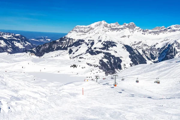 美丽的冬季景观与瑞士阿尔卑斯山 滑雪者在著名的恩格尔格 蒂特利斯滑雪胜地滑雪 — 图库照片