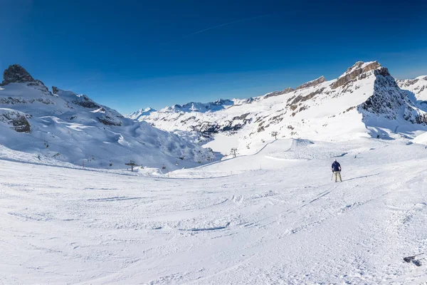 Hermoso Paisaje Invierno Con Alpes Suizos Esquiadores Esquiando Famosa Estación — Foto de Stock