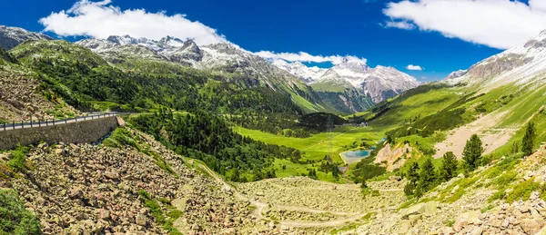 Estrada Montanha Para Albula Passar Com Paisagem Montanhosa Verde Suíça — Fotografia de Stock