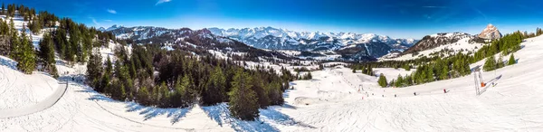 美丽的冬季景观 人们滑雪在迈森地区滑雪胜地 伊贝格莱格 — 图库照片