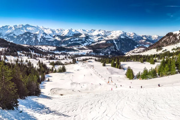 Прекрасный Зимний Пейзаж Люди Катаются Лыжах Горнолыжном Курорте Mythenregion Ibergeregg — стоковое фото