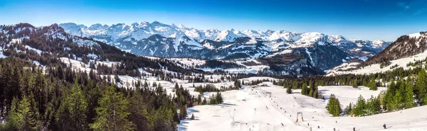 Hermoso Paisaje Invierno Personas Esquiando Estación Esquí Mythenregion Ibergeregg Suiza — Foto de Stock