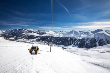 Livigno, İtalya - Şubat 2019 - Carosello 3000 kayak merkezinde kayak yapanlar, Livigno, İtalya, Avrupa