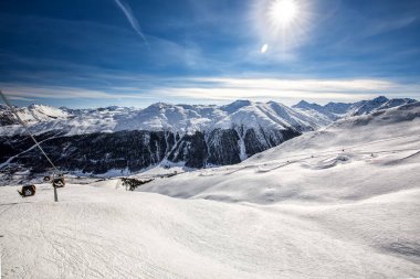 Livigno, İtalya - Şubat 2019 - Carosello 3000 kayak merkezinde kayak yapanlar, Livigno, İtalya, Avrupa