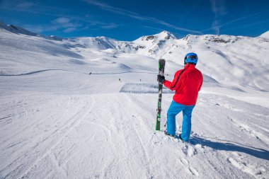 Alpler'deki ünlü kayak merkezinde kayakçı psoing, Livigno, İtalya, Avrupa.