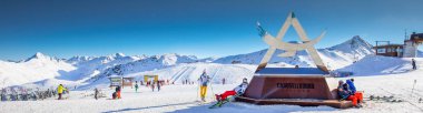 Livigno, İtalya - Şubat 2019 - Carosello 3000 kayak merkezinde kayak yapanlar, Livigno, İtalya, Avrupa