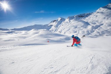 Genç çekici kayakçı Alpler, Livigno, İtalya ve Avrupa 'daki ünlü kayak merkezinde kayak yapıyor.