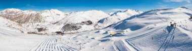 Livigno, İtalya - Şubat 2019 - Carosello 3000 kayak merkezinde kayak yapanlar, Livigno, İtalya, Avrupa