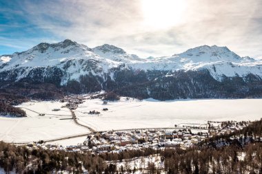 Kış aylarında Silsersee, Silvaplanersee, Engadin ve Maloja'nın çarpıcı manzarası, İsviçre, Avrupa