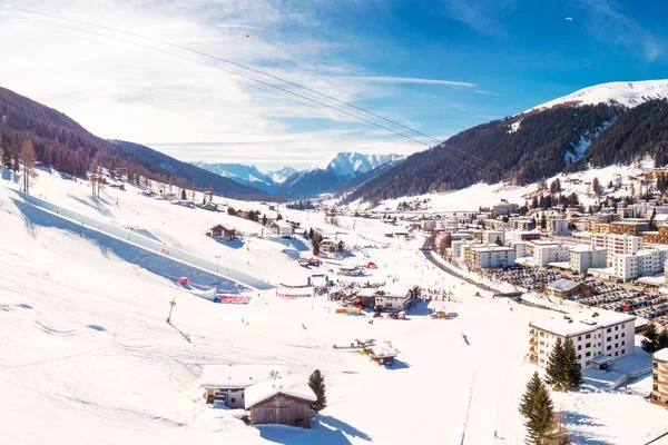 Vista aérea de la ciudad de Davos con pistas de esquí en invierno, Grisons, Suiza —  Fotos de Stock