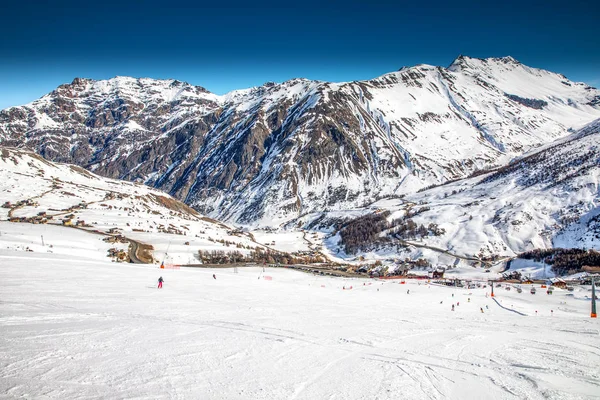 Lyžaři ve lyžařském letovisku Carosello 3000, Livigno, Itálie, Evropa — Stock fotografie