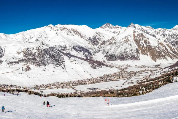 LIVIGNO, ITALIA - Feb. 2019 - Esquiadores esquiando en la estación de esquí Carosello 3000, Livigno, Italia, Europa —  Fotos de Stock