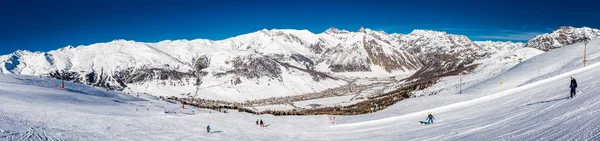 LIVIGNO, ITÁLIA - Fevereiro 2019 - Esquiadores esquiando em Carosello 3000 estância de esqui, Livigno, Itália, Europa — Fotografia de Stock